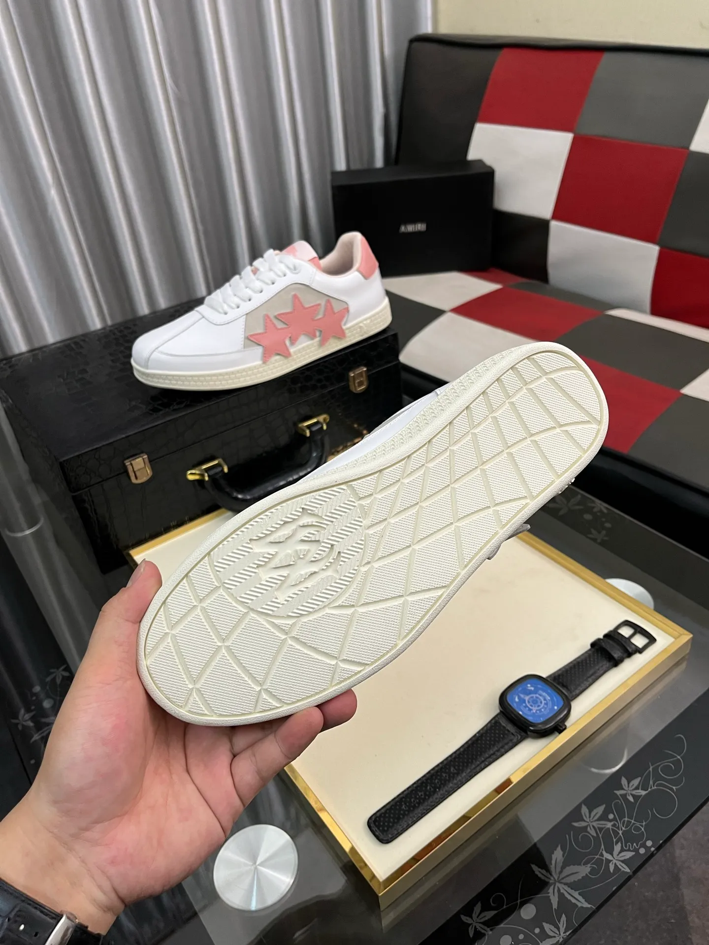 Men's shoes 💰420⌚️⌚️《AMIR*》New men's low-top casual sports sneakers bone shoes, another pair of irresistible bone shoes. Bone shoes are one of AMIRI's most popular items. They use first-layer cowhide uppers. The side bones are made of two cowhide laminations. They have a three-dimensional feel. The leather incisions are all oil-edged. Contrasting color design. Simple style. Fashionable sports. Customized metal LOGO nameplate to embellish shoelaces. Exclusive control of top version. Supports comparison. Breathable mesh lining Original rubber outsole A must-have item for daily leisure Suitable for various occasions Check it out if you pursue high quality Super cool uppers Size: 38-446️⃣ Colors available